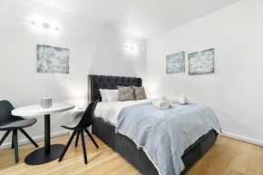 Charming City Escape Stylish CBD Suite with WiFi, Adelaide